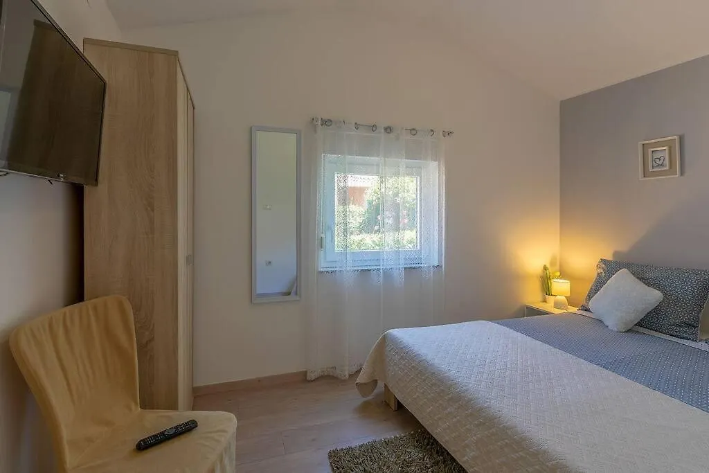 Lovely Guest House Veli Vrh Pula Appartement